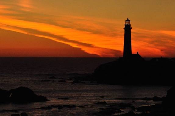 O belo farol no Pigeon Point, na rodovia One, entre San Francisco e Santa Cruz, no litoral da Califórnia, nos Estados Unidos